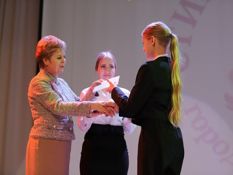 300 лучшим школьникам Иркутска вручили стипендии мэра