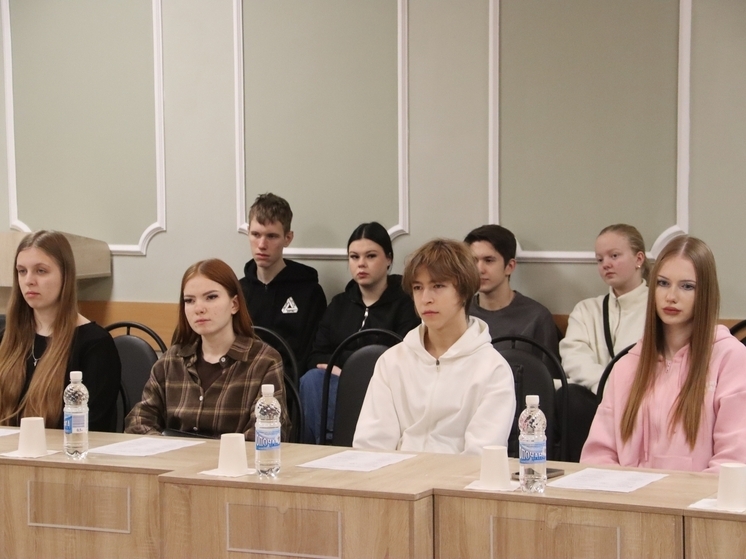 Студенты Псковского кооперативного техникума встретились с депутатами в городской Думе