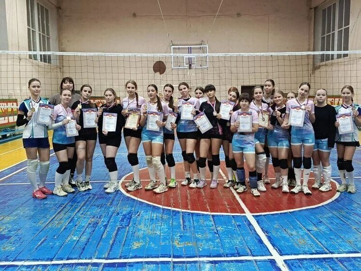 Брянские волейболисты поборолись за награды турнира в Дятьково