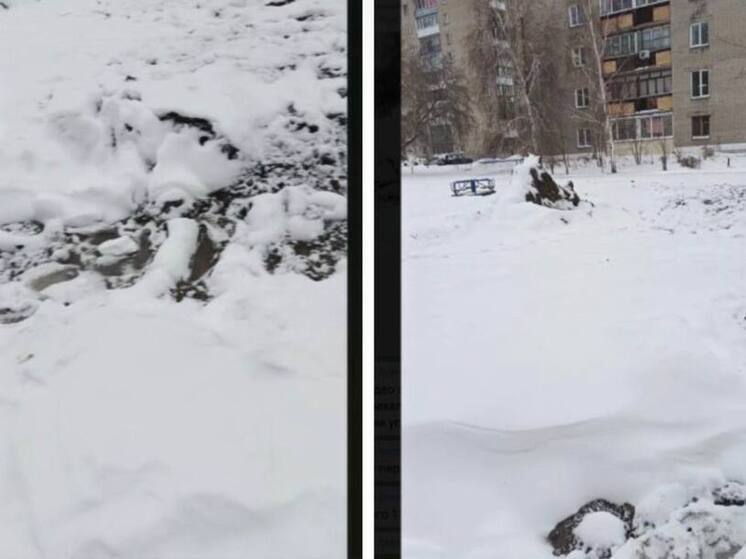 Во дворе дома на Невельского в Новосибирске автомобили проваливаются в яму