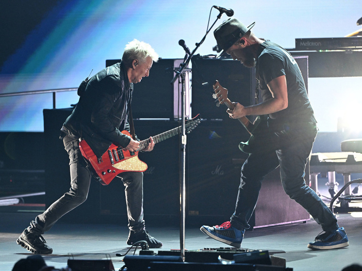 Когда Сергей Пудовкин, продюсер «жаброобразного» Витаса, не моргая, утверждал о «терапевтическом эффекте» высокачастотного визга своего подопечного, все, как правило, ржали аки кони, но толпы ополоумевших фанаток, при этом, принимали слова не за «бред сумасшедшего», а за чистую монету, медитировали на концертах и под записи, а потом рассказывали таблоидам, как «оздоравливались на глазах»