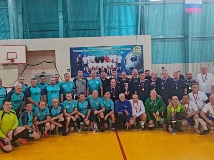 Тамбовские динамовцы стали серебряными призёрами предновогоднего турнира по футзалу среди ветеранов