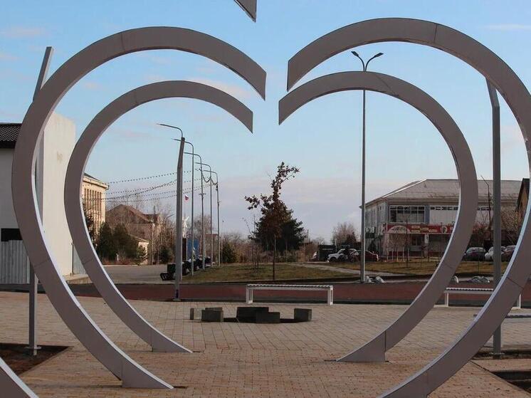 В астраханском селе Икряное завершили первый этап благоустройства Петропавловского сквера