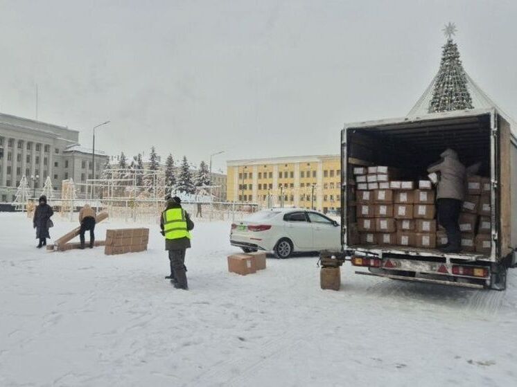 На Театральной площади в Кирове началась установка горок