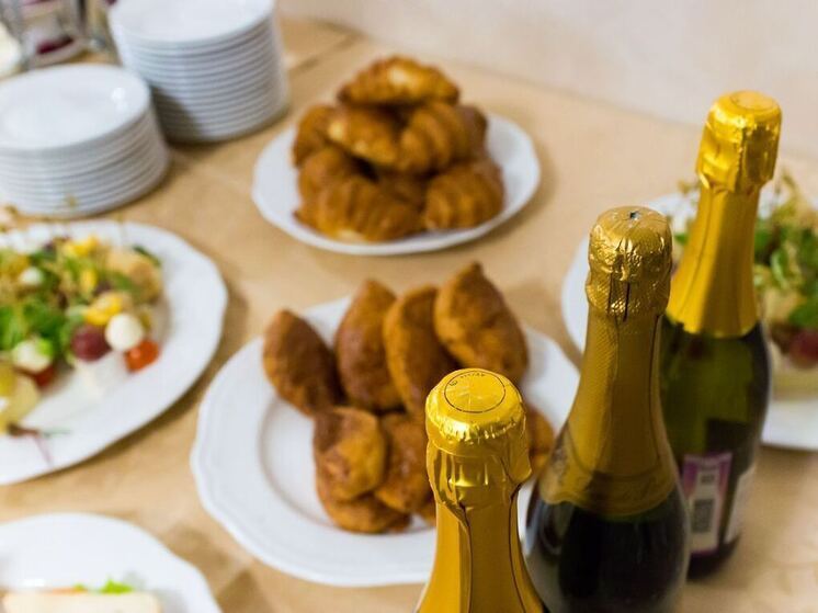 Как сохранить печень в новогоднее застолье: советы от гастроэнтеролога