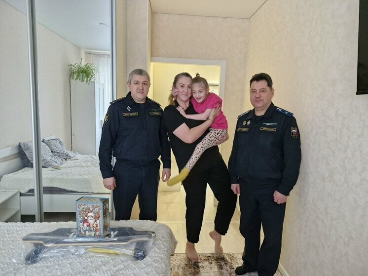 Новогоднее чудо от приставов: тамбовские судебные исполнители подарили девочке электроскейт