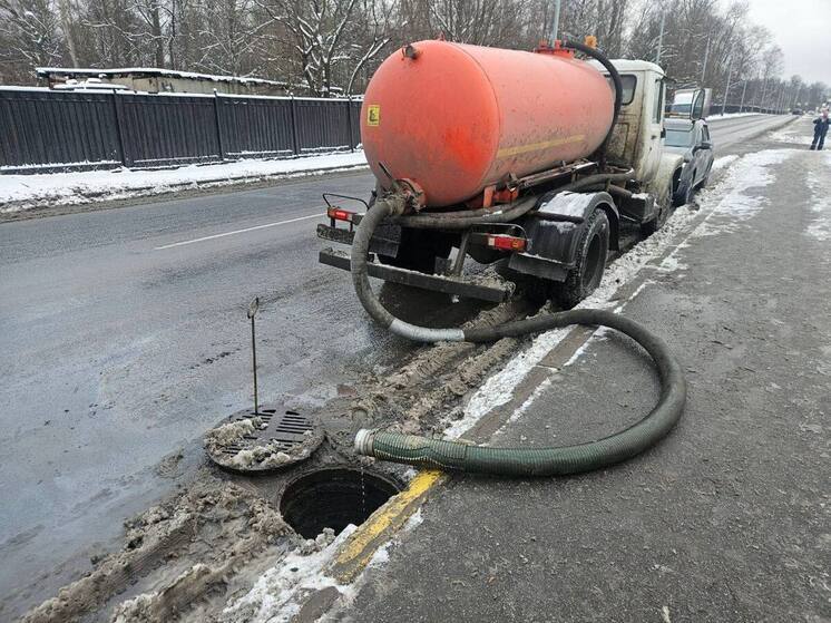 Водителя ГАЗа задержали в Петербурге за слив отходов в канализацию