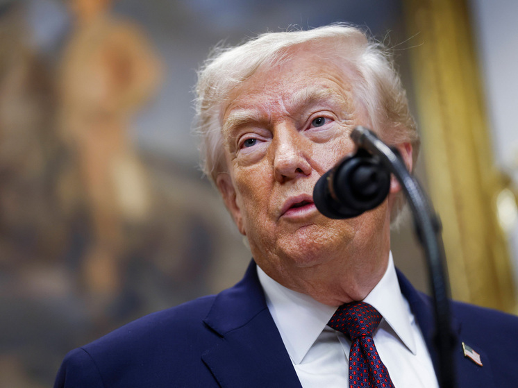 Администрация президента старается не обращать внимание на вопросы о связях Трампа с Эпштейном