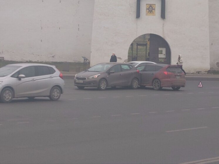 ДТП в центре Пскова у живописной башни затрудняет движение