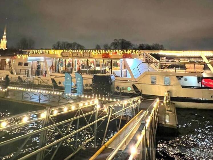 У Петропавловской крепости заработал зимний городской причал