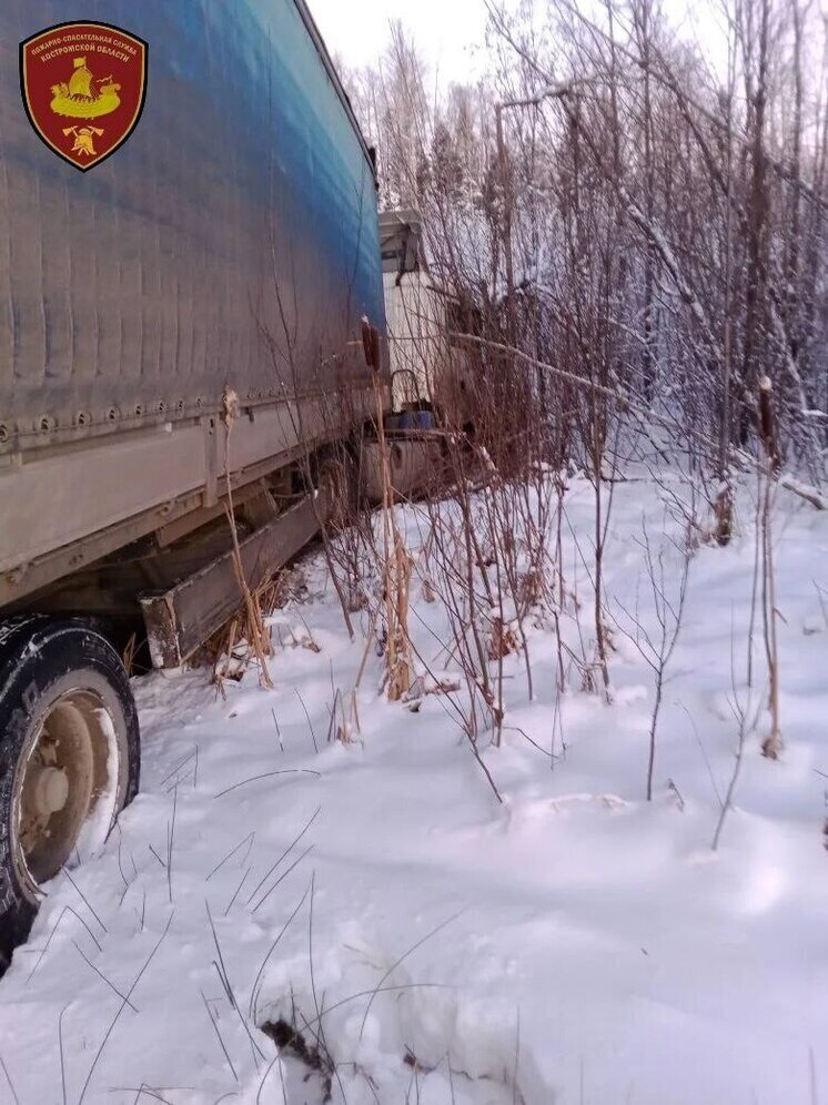 Костромские ДТП: большегрузная фура припарковалась в кювете