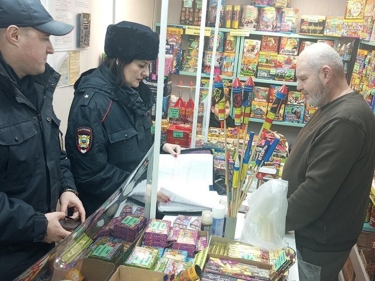 В Протвино полицейские пресекли факт продажи пиротехники подростку