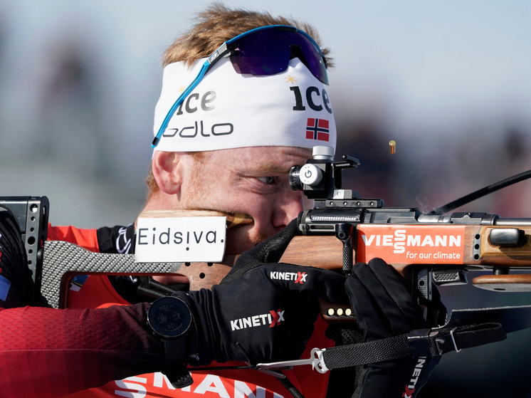 Международный союз биатлонистов в среду подтвердил, что тело 27-летнего норвежского биатлониста Сиверта Гутторма Баккена, который стремился принять участие в предстоящих зимних Олимпийских играх в Италии, было обнаружено бездыханным в его гостиничном номере в итальянском городе Лавазе во время тренировочного сбора