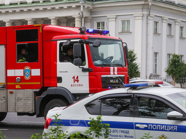 Сильный пожар охватил складское здание возле Рижского рынка в Москве