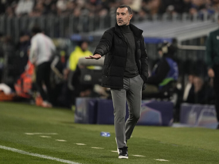 Московский «Спартак», судя по всему, принял решение насчёт своего нового тренера. Им вполне может стать испанец Хуан Карлос Карседо. По крайней мере, как сообщает журналист Иван Карпов, он является главным кандидатом. Ранее он работал в тренерском штабе Унаи Эмери, того самого «тренеришки», как окрестил Эмери Артем Дзюба. Резюме Карседо уже давно лежало на столе у боссов «красно-белых». А вот такая информация уже стала причиной многих нелестных высказываний о менеджменте московского клуба. 