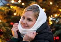 25 декабря православный мир чтит память одного из самых любимых и почитаемых святых — святителя Спиридона Тримифунтского. В народной традиции этот день называют Спиридоновым днём или Солнцеворотом, поскольку с этой датой связан важный астрономический и символический рубеж — после зимнего солнцестояния день начинает понемногу прибывать. Говорили: «Солнце — на лето, зима — на мороз».