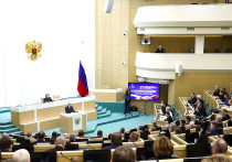 Владимир Путин впервые за много лет лично приехал в Совет Федерации и в Белый дом, чтобы поблагодарить парламентариев и министров за совместную работу и поставить перед ними задачи на следующий год