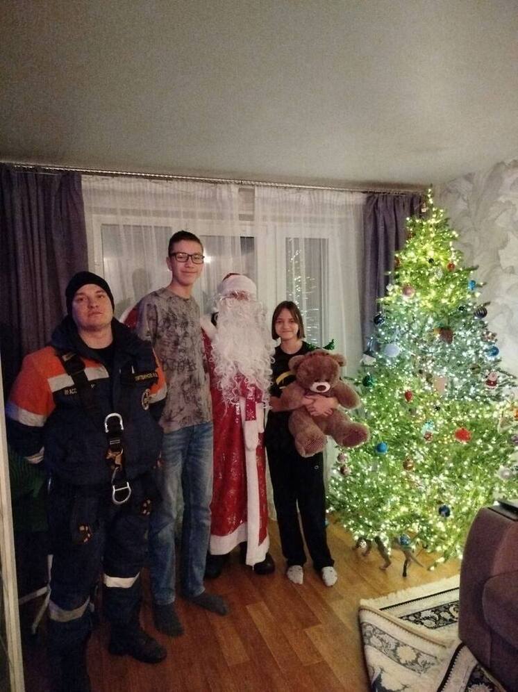 Серпуховские спасатели оригинально поздравили семью героя СВО: видео