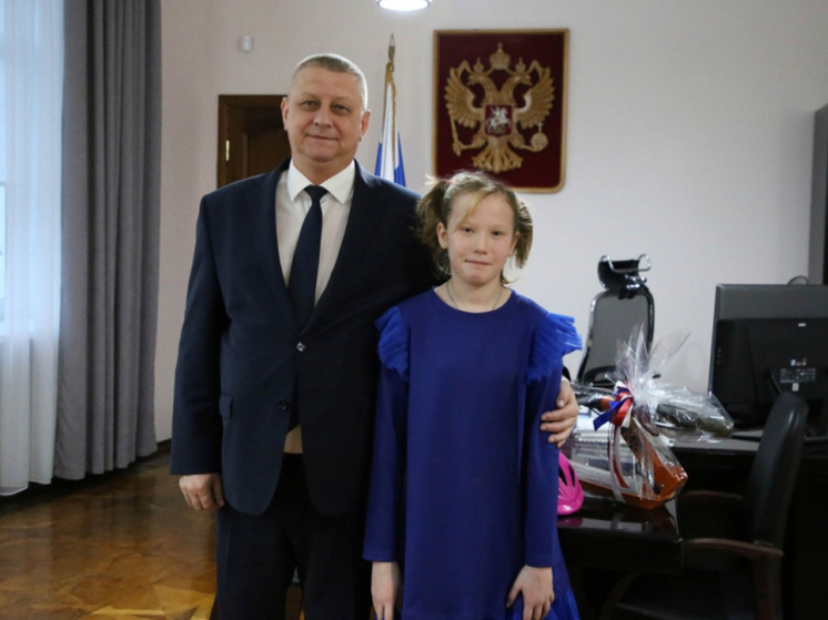 Начальник УМВД по Псковской области Алексей Овсянников исполнил мечту девочки-сироты из Печор