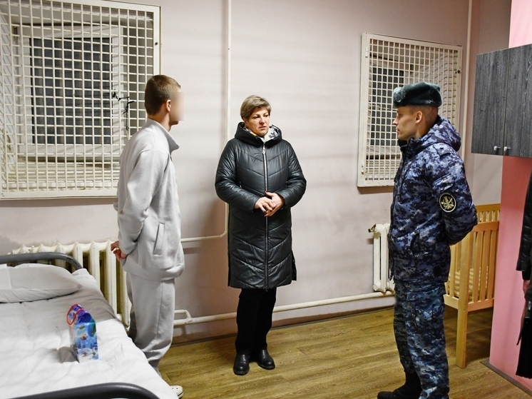 Наталия Соколова навестила с новогодними подарками подростков в СИЗО Псковской области