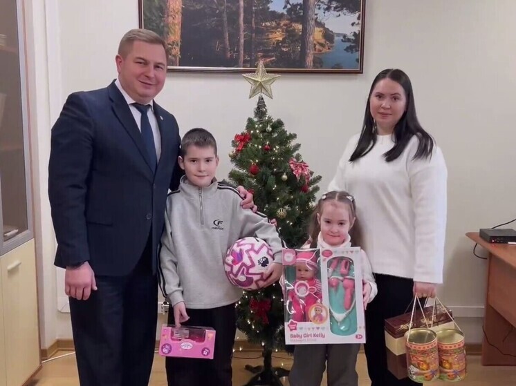 Вице-премьер Владимир Степанов исполнил новогоднее желание 9-летнего Захара