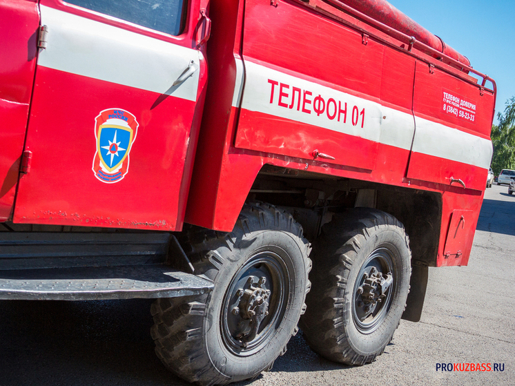 Пожар охватил торговый склад за хладокомбинатом в Новокузнецке