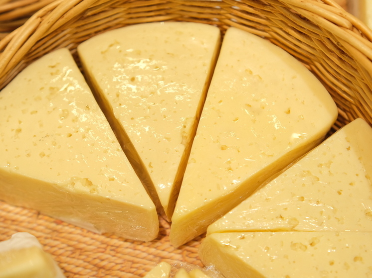 В Волгограде школьник украл из магазина сыр, колбасу и кофе на 51 тысячу рублей