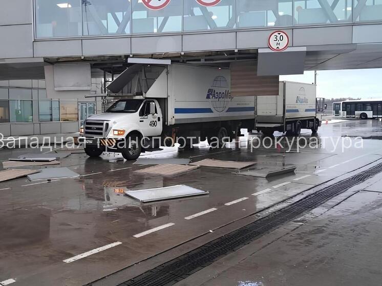Прокуратура проверит случай в Пулково с врезавшимся грузовиком в трап