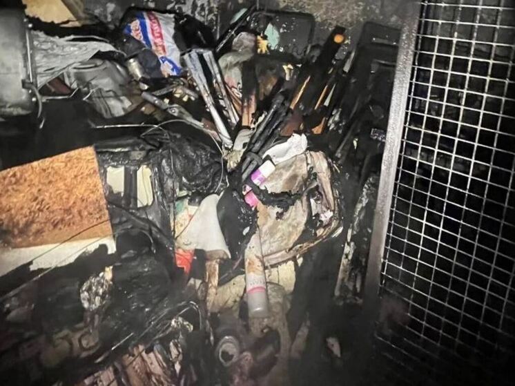 Во время пожара в Кировске из задымленного подъезда эвакуировали 10 человек