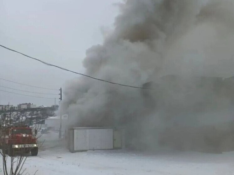 На Сахалине больше трёх часов тушили крупный пожар в рыбном цехе