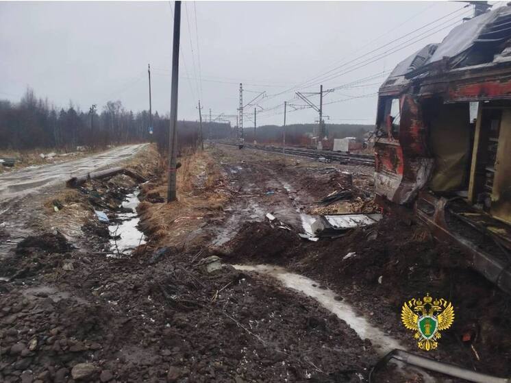 Вблизи железнодорожной станции Семрино обнаружился помятый локомотив