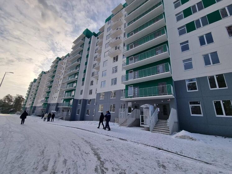 В Луге 13 семей аварийных переселенцев получили новое жилье