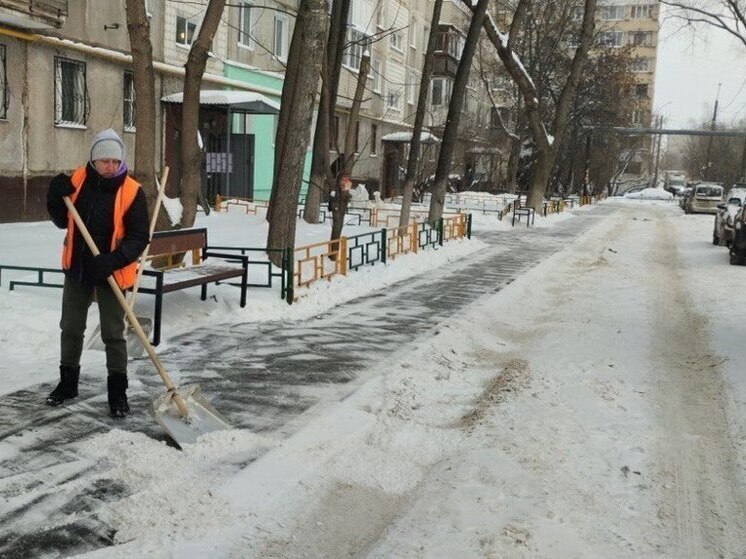 В ДУКах 5 районов Нижнего работают 700 дворников и 50 единиц техники