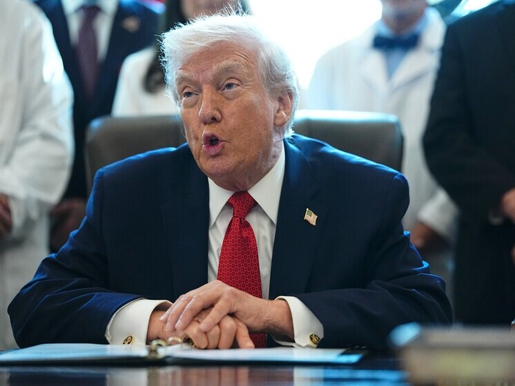 РИА: Трамп в канун Рождества появился на публике с синяками на обоих запястьях