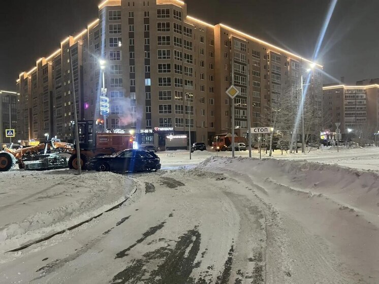 В Новом Уренгое водитель легковушки пострадал при столкновении с грейдером