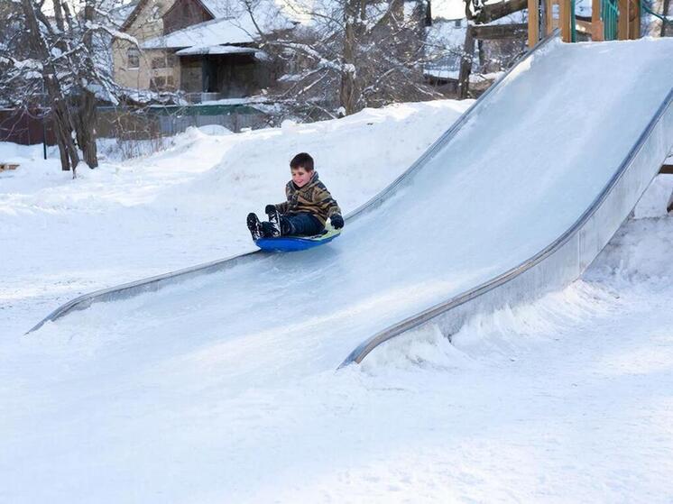 В Красноярске открылись ледовые городки с горками: где покататься?