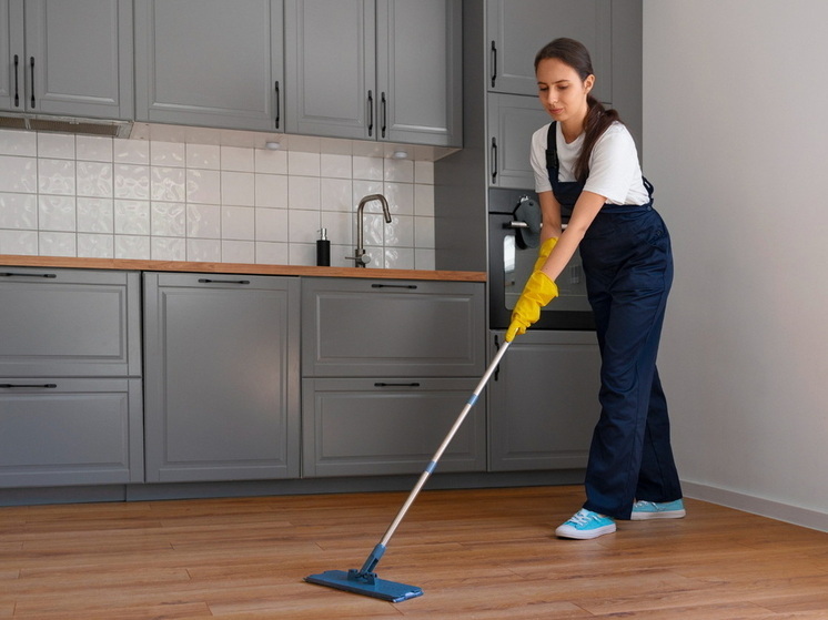 Перестала нагибаться и экономить силы: открыла новый способ мыть полы за половину времени