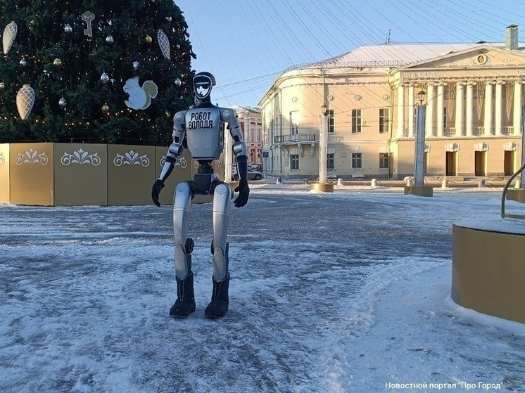 Робот-гуманоид вышел в центр Владимира на праздничную прогулку