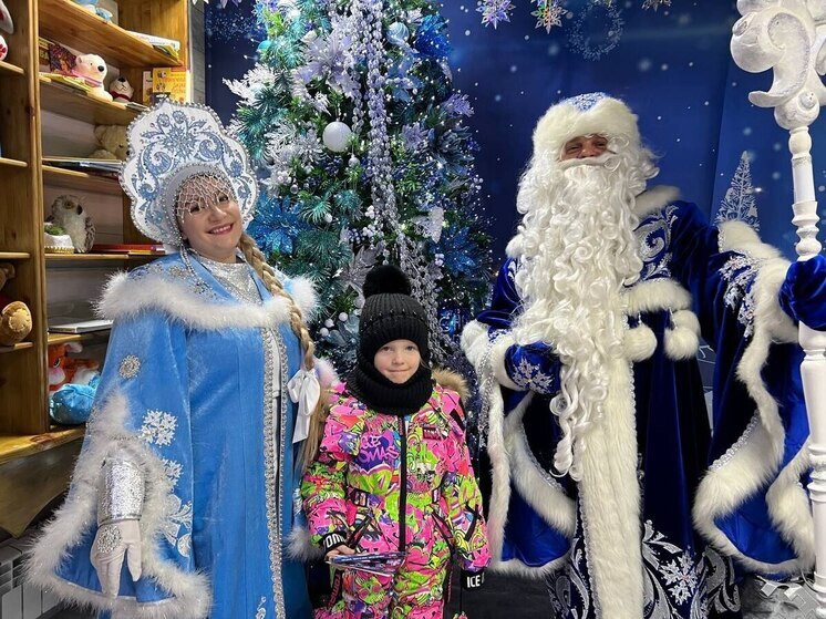 Главврач Новоуренгойской больницы «превратился» в Деда Мороза и пообщался с детьми