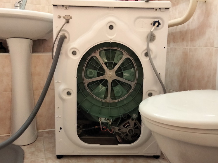 Почему я раньше не додумался: бутылка за стиральной машиной решает проблему, о которой даже не подозревал