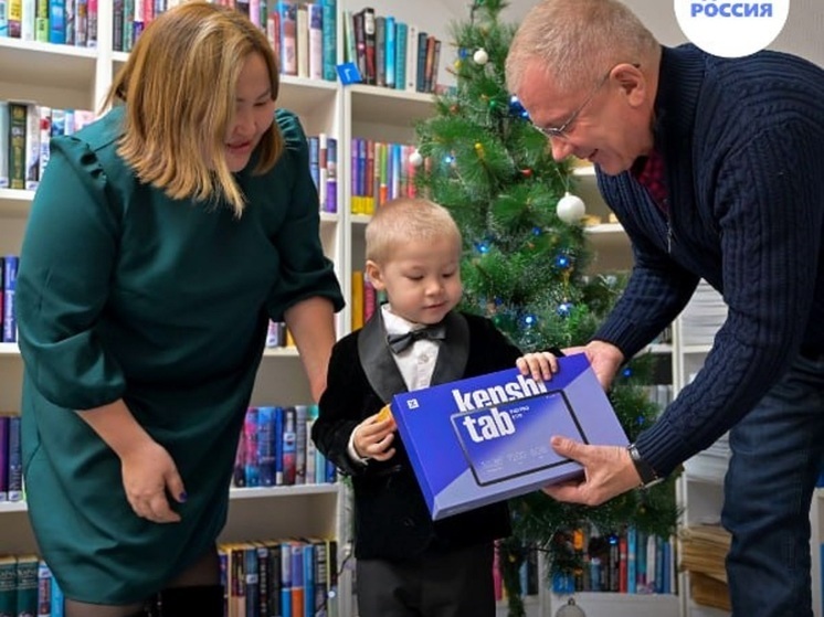 «Елка желаний»: дети Ямала получили подарки от депутатов