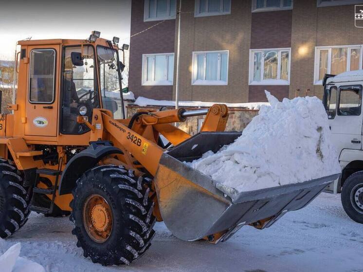 В 2 смены чистят от снега дороги Тарко-Сале