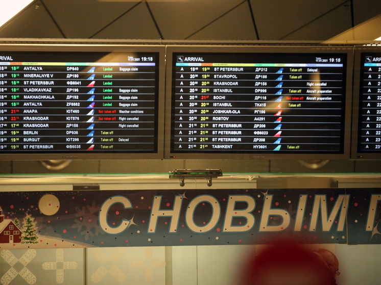 Летевший из Петербурга в Якутск самолет из-за неисправности приземлился в московском Внуково