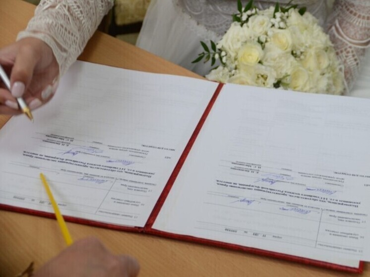 На Ставрополье молодоженов пригласили зарегистрировать брак в 2026 году в День России