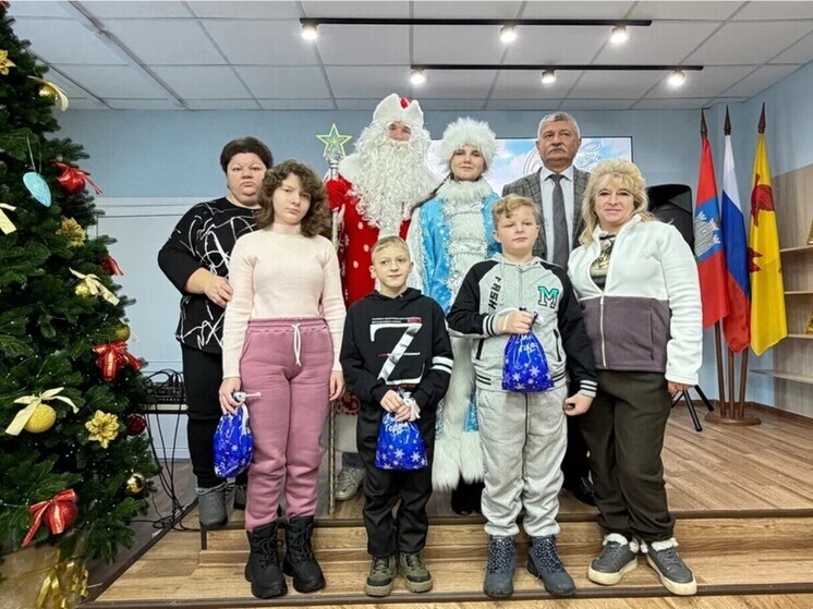 В Орловской области детям из ПВР преподнесли сладкие новогодние подарки