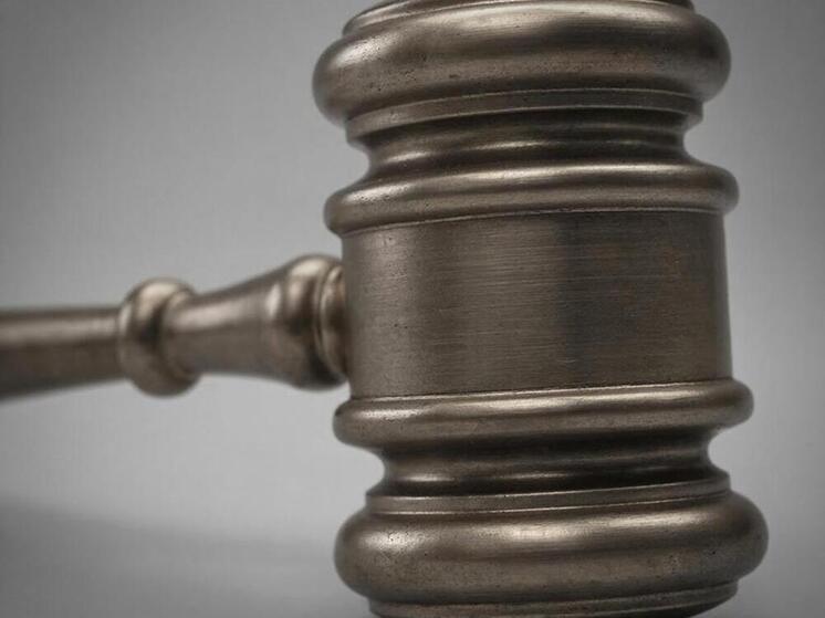 Суд оштрафовал жительницу Хомутовки, надевшую соседке ведро на голову