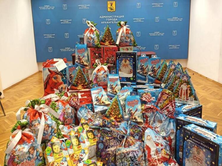 По Архангельску курсируют экипажи Деда Мороза с подарками для детей