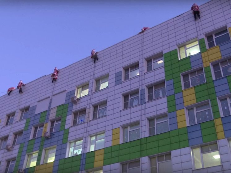 Сюрприз с неба: Деды Морозы поздравили юных белгородцев в детской областной больнице