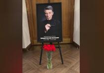 Предполагалось, что на гражданскую панихиду с народным любимцем соберется толпа поклонников, но ни внутри театра, ни возле нет очередей