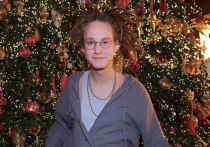 На фоне того, как другие звёзды делятся планами на пышные празднования, сын легендарного рэпера Децла, Антоний Толмацкий, рассказал о совершенно ином семейном опыте